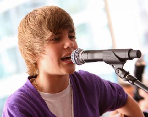 justinbiebersinging.jpg